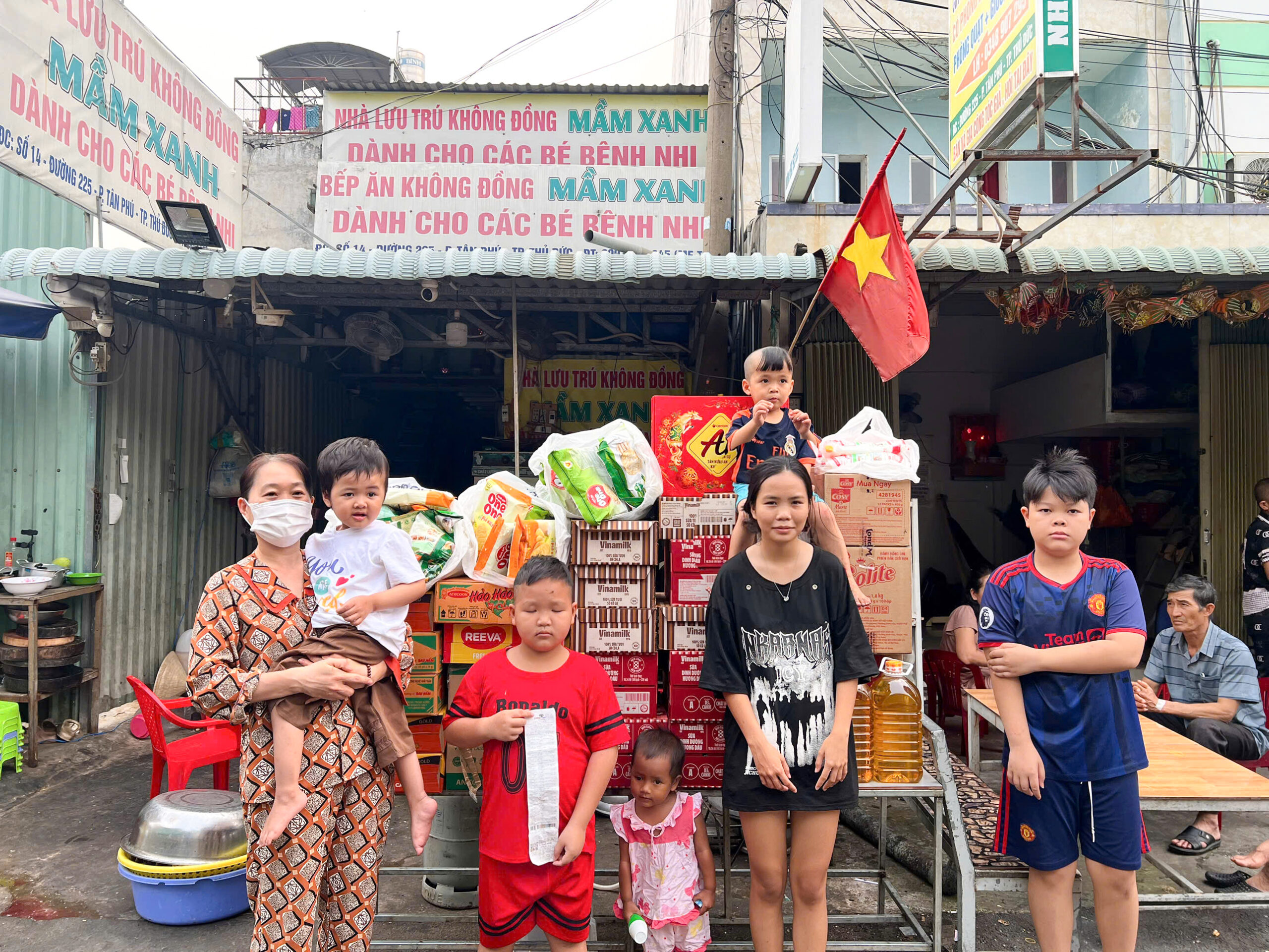 Alt = Yuejin trao tặng quà các bệnh nhi ung thư